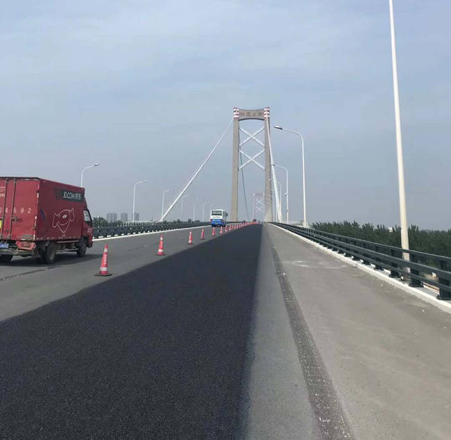 阳逻大桥抗滑低噪超表处工程