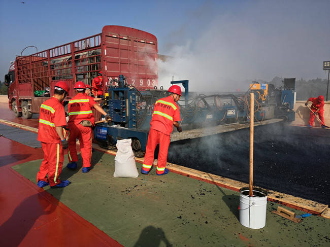 潼荣高速钢桥面铺装